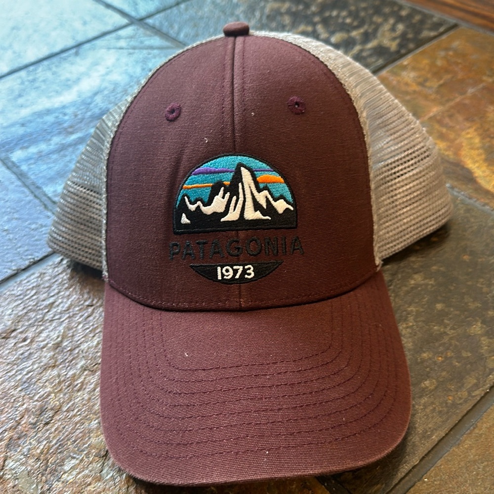 Mens patagonia trucker hat, maroon, like new